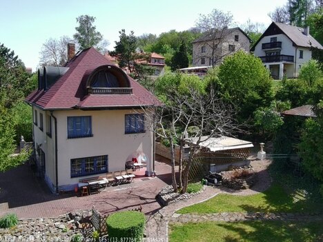 Dům v obci Křivoklát s krásnou zahradou 1.671 m2, pozemek 1.753 m2, 3 NP, garáž kolna.