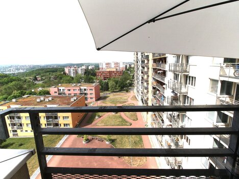 Praha 8- Troja, velmi pěkný plně zařízený, vybavený byt 2+kk s lodžií, v 9.NP domu z r. 2003.