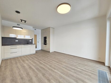 Pronájem nového bytu 1+kk/L (39 m2) + komora + garážové stání, Praha 9, Hloubětín, ulice Poděbradská