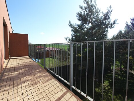 Jenštejn, RD 4+1,145 m2, pozemek 262 m2, zahrada, terasa ve 2 NP domu, parkování na vlastním pozemku