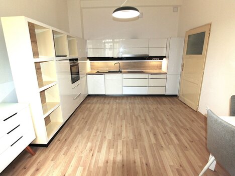 Praha 7 - Holešovice, ul. Veverkova, byt po celkové rekonstrukci, 2+kk, 50m2 + vestavěné patro, 2 x šatna.