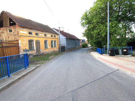 Svinaře, pozemky 2.338 m2, napojení na IS, na pozemku stavba k likvidaci, skvělá poloha pozemků.