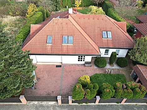 Praha-západ, pronájem pěkného RD, 5+1, 300 m2, dvojgaráž, zahrada,792 m2, tepelné čerpadlo, studna